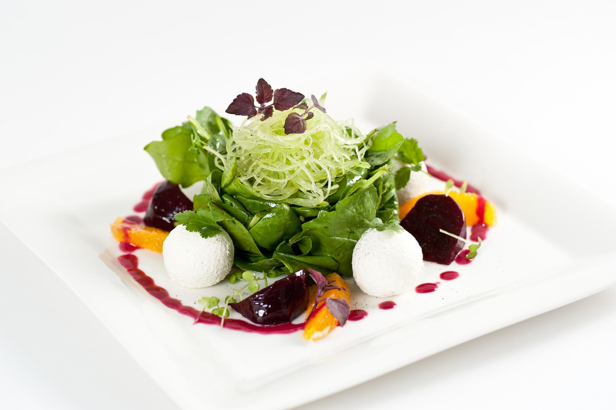 Talerz z modernistycznym podaniem warzyw