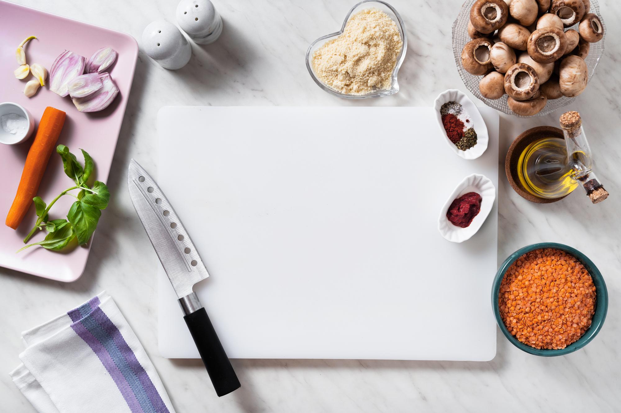 Tablica z opracowanymi recepturami i próbkami żywności